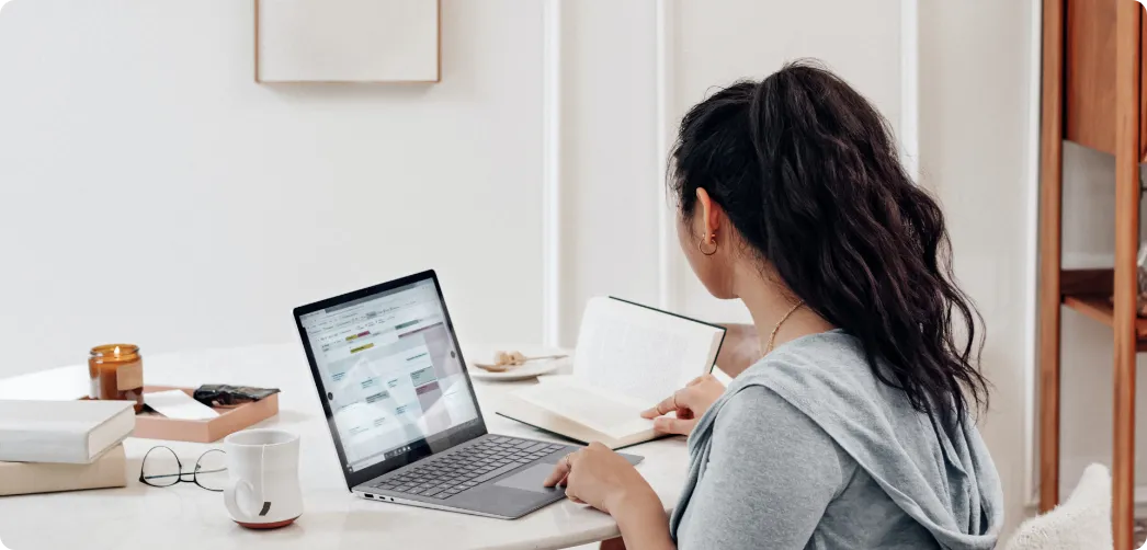 femme devant un ordinateur portable