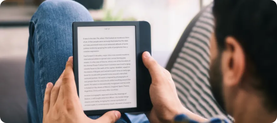 personne qui lit sur une tablette